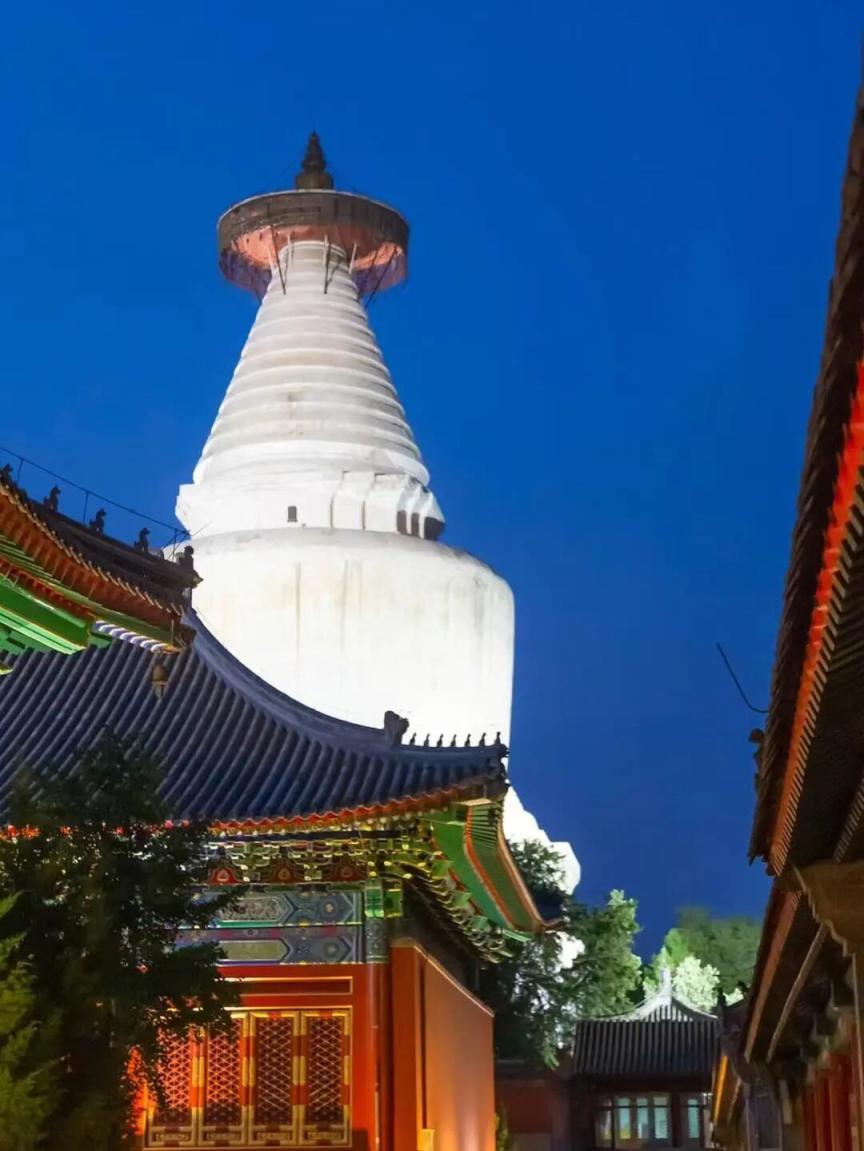 白塔寺管理处：每周五六日三天，白塔亮灯