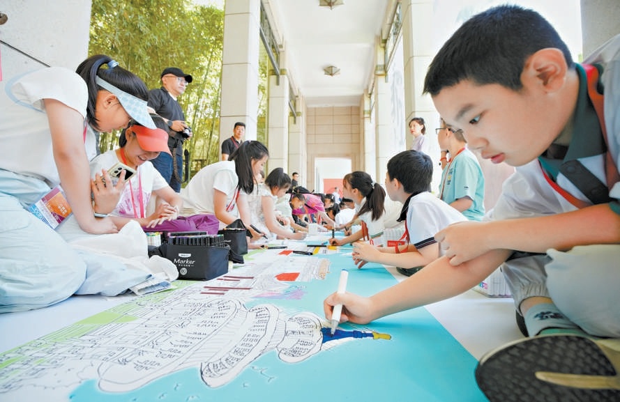 6月1日，小学生共同描绘艺术长卷。