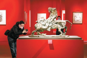 2021年2月9日，在“牛事如意——辛丑牛年迎春文化展”上，观众欣赏以“牛”为主题的艺术品。 （邓伟 摄）