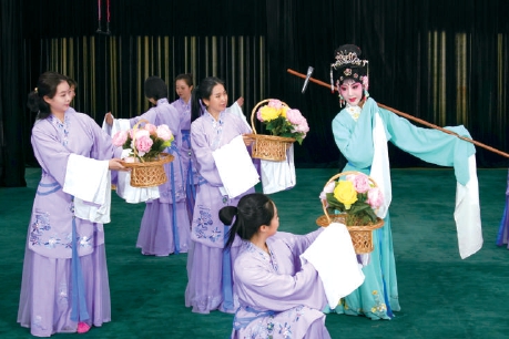 新编京剧《嫦娥奔月》排练现场