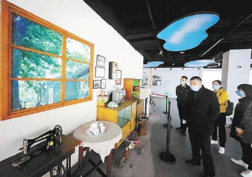 2021年3月29日下午，观众在海淀镇乡情村史馆参观。 （阎彤 摄）