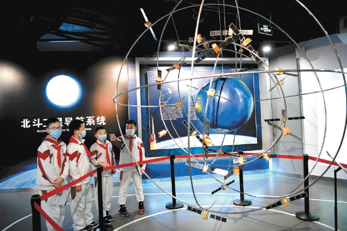 2021年4月12日，在北斗卫星导航应用博物馆里，人大附中经开学校的学生们正在参观北斗卫星导航相关展品。 （和冠欣 摄）