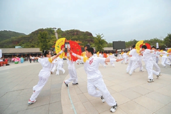 丫髻山庙会现场，群众在表演节目。 （甘南 摄）