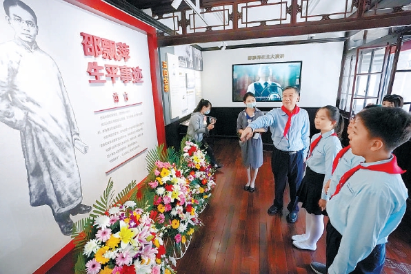 参观者正在认真聆听邵飘萍生平事迹的讲解。（方非 摄）