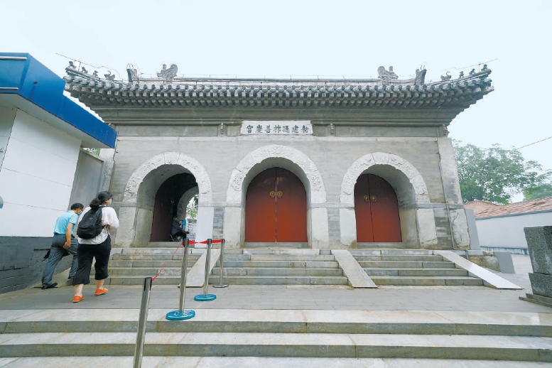 丰台区长辛店大街196号，三间山门依旧古香古色，门额的石匾上刻着“敕建延祚善庆宫”字样，这里曾经是火神庙，也是京汉铁路工人大罢工时二七惨案长辛店发生地旧址，如今这里正举办着“赤焰映天”专题展，再现烈士们用生命捍卫信仰的光辉历史。（刘平 摄）