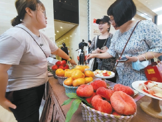 平谷大桃走进CBD开市集