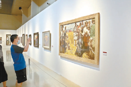 观众在参观油画展览。