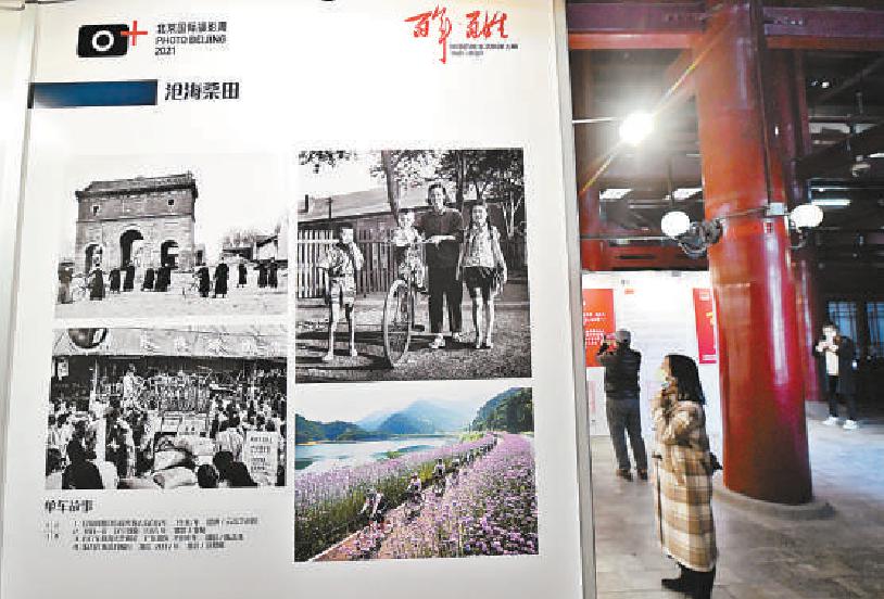 观众欣赏珍贵影像作品。 （邓伟 摄）