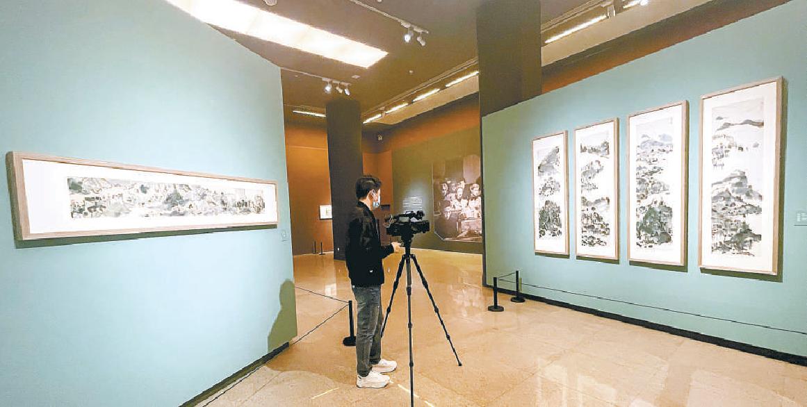 “文心墨韵——邵大箴艺术展”展出了邵大箴美术研究成果的大量珍贵文献,以及近年来他创作的中国画和书法等作品100余幅,全面回顾他的艺术人生。(阎彤 摄) “文心墨韵——邵大箴艺术展”展出了邵大箴美术研究成果的大量珍贵文献,以及近年来他创作的中国画和书法等作品100余幅,全面回顾他的艺术人生。(阎彤 摄)