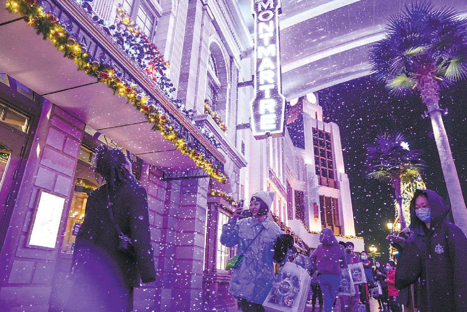 环球度假区冬季特色景观开启，夜色里的好莱坞景区流光溢彩。（武亦彬 摄）