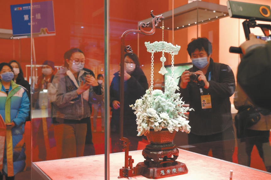 翡翠提梁花篮《群芳揽胜》（ 白继开 摄）