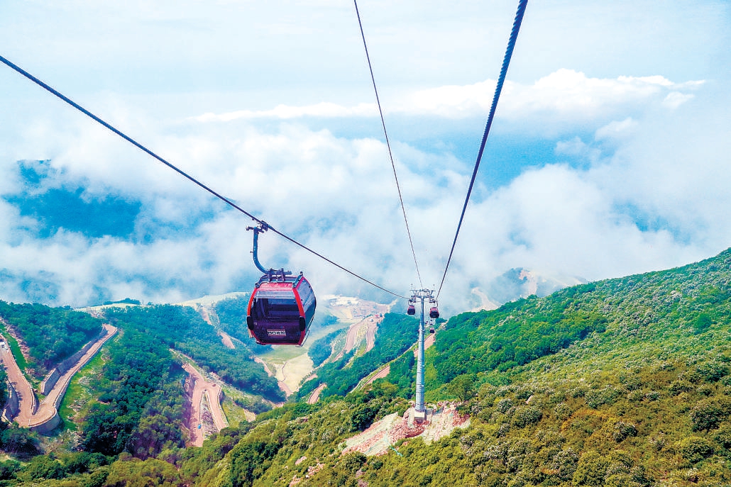 乘坐延庆奥林匹克园区缆车，可饱览群山美景。(潘之望 摄)