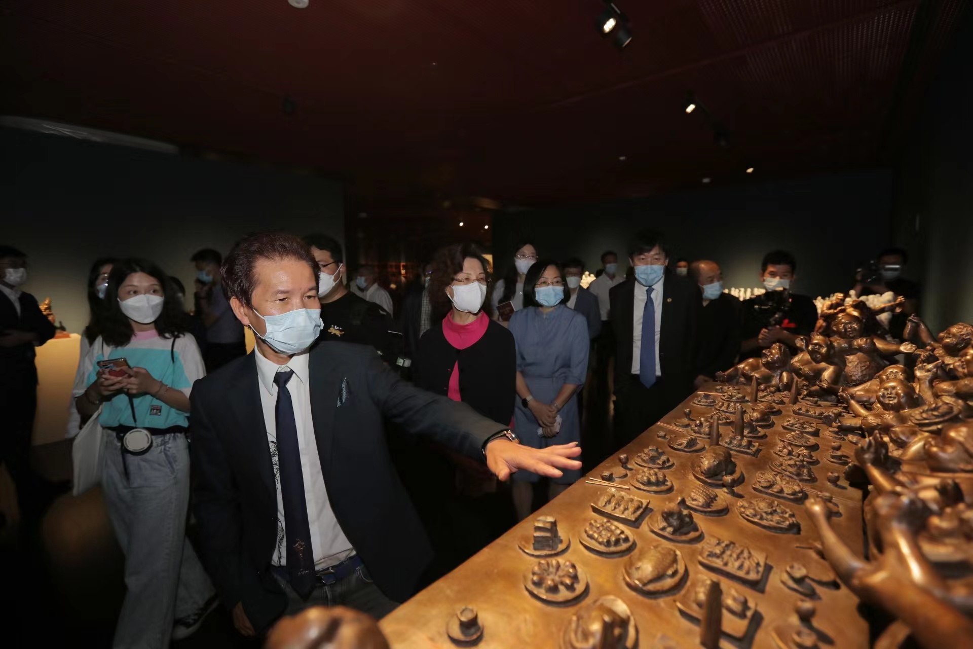 许鸿飞为观展来宾导赏 许鸿飞为观展来宾导赏