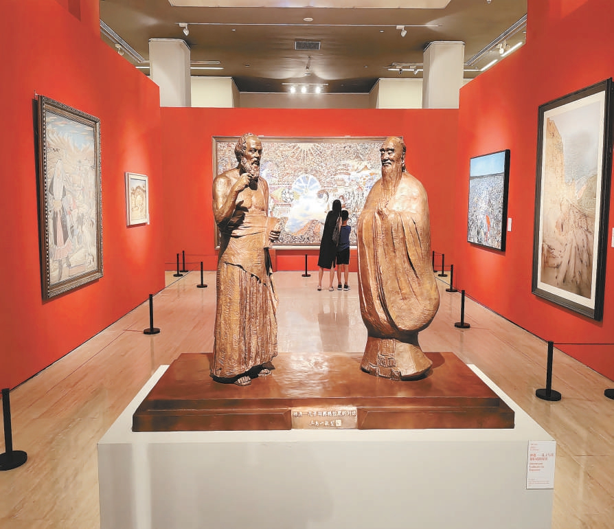 “艺汇丝路”艺术展上展出了吴为山青铜雕塑作品《神遇——孔子与苏格拉底的对话》。