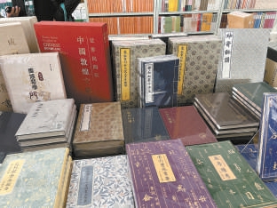 大量新书等待爱书人的到来。