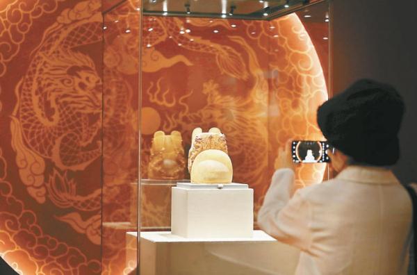 明十三陵展出了多件精美展品，包括万历皇帝佩戴过的金翼善冠等。