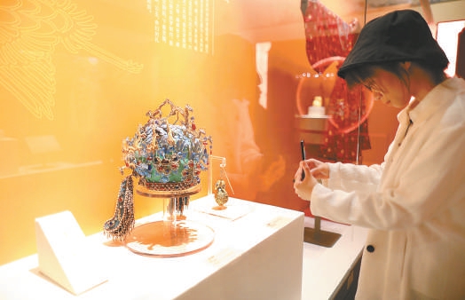 明十三陵展出了多件精美展品，包括万历皇帝佩戴过的金翼善冠等。