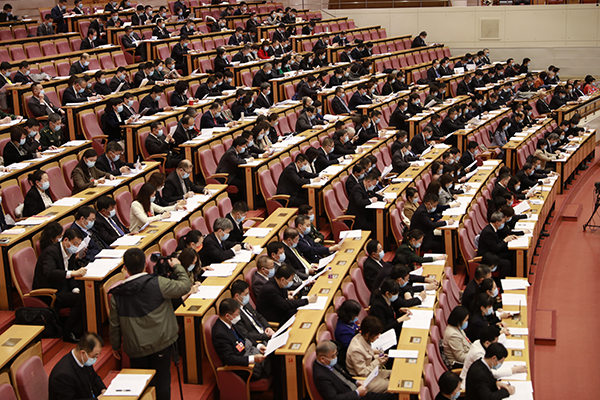 1月6日上午，市十五届人大五次会议隆重开幕，代表们在开幕式上认真听取政府工作报告。.jpg