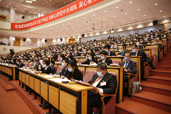 1月6日上午，市十五届人大五次会议隆重开幕，代表们在开幕式上认真听取政府工作报告。1.jpg