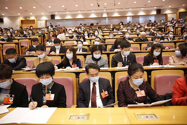 1月6日上午，市十五届人大五次会议隆重开幕，代表们在开幕式上认真听取政府工作报告。2.jpg