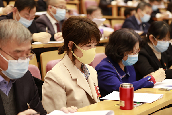 1月6日上午，市十五届人大五次会议隆重开幕，代表们在开幕式上认真听取政府工作报告。.jpg