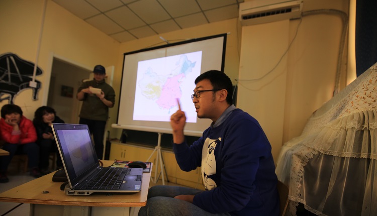 主图：张依萌-为公众义务宣讲长城文化.JPG