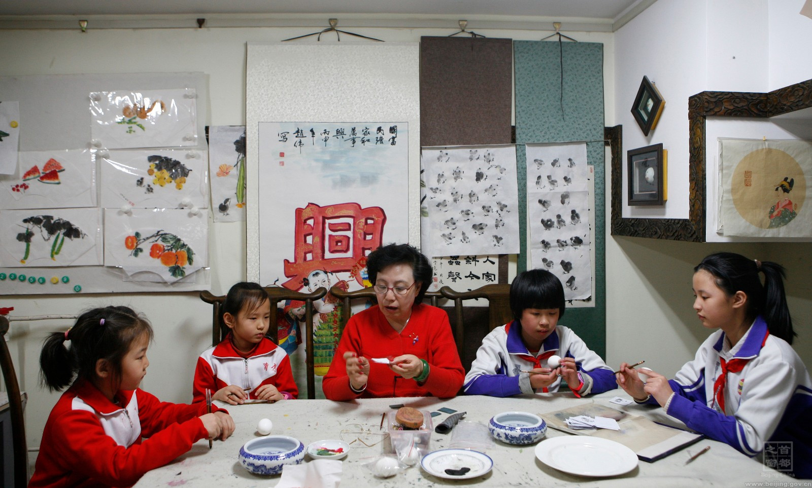 赵伟2007年开始在新世纪小学教授非遗，校长和老师都很重视这个项目，前几年，新世纪小学被教委挂牌为“非物质文化遗产传承示范学校”，赵伟带的弟子也越来越多。.jpg