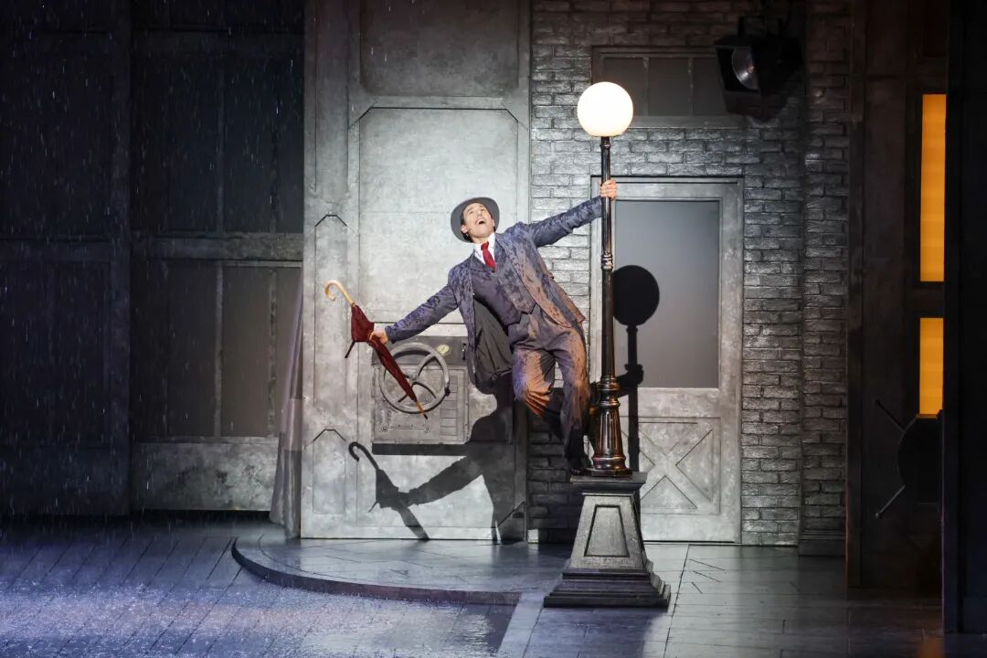 首演夜 |《雨中曲》欢乐回归 梦幻再启雨中欢歌