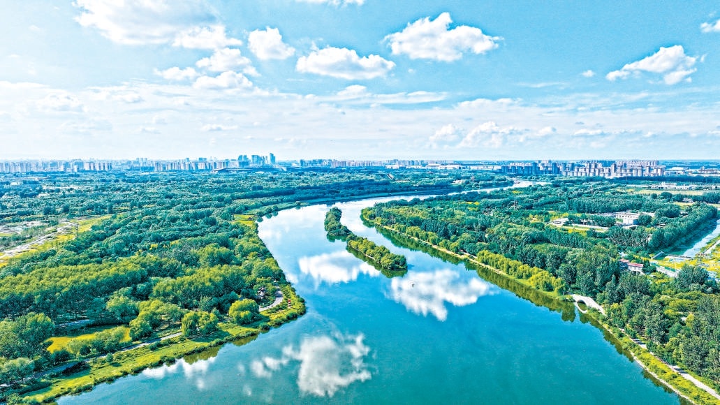 近年来，北京在全国率先编制实施了《北京森林城市发展规划（2018年—2035年）》，接续进行了两轮百万亩造林绿化工程，全市森林覆盖率达到44.95%。2024年1月，北京成为全国首个省级“国家森林城市”。图为城市副中心“两带、一环、一心”的绿色空间格局基本形成。