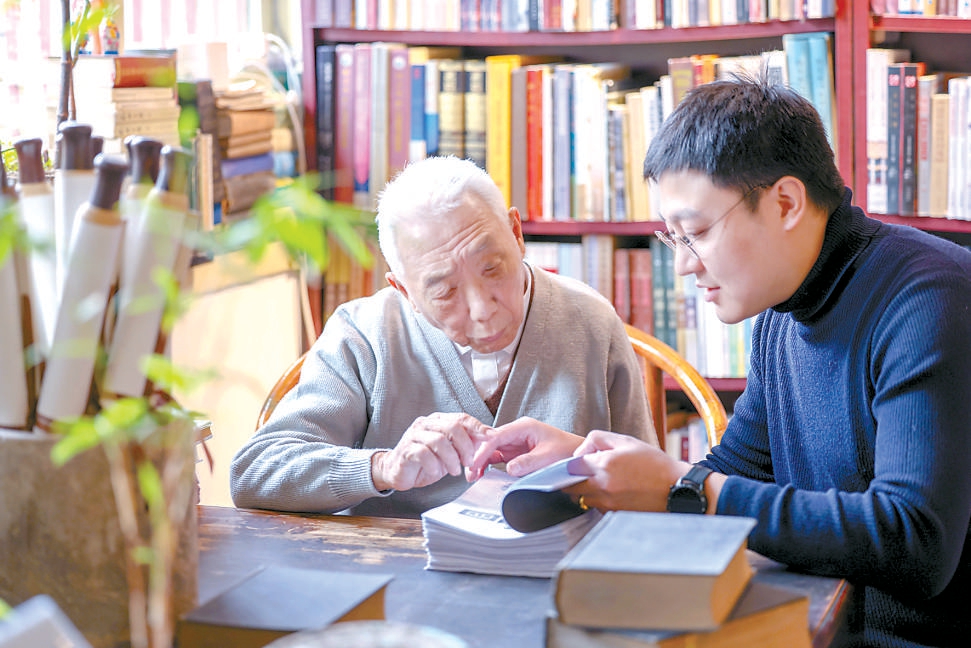 崔勇和老读者商量图书出版事宜。（潘之望 摄）