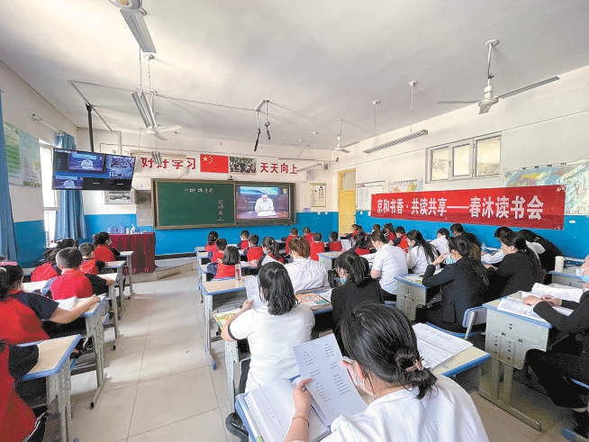 新疆和田地区学生远程收看首都图书馆的线上志愿服务系列讲座。