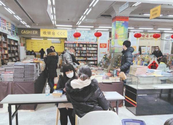 读者正在外文书店选购图书。