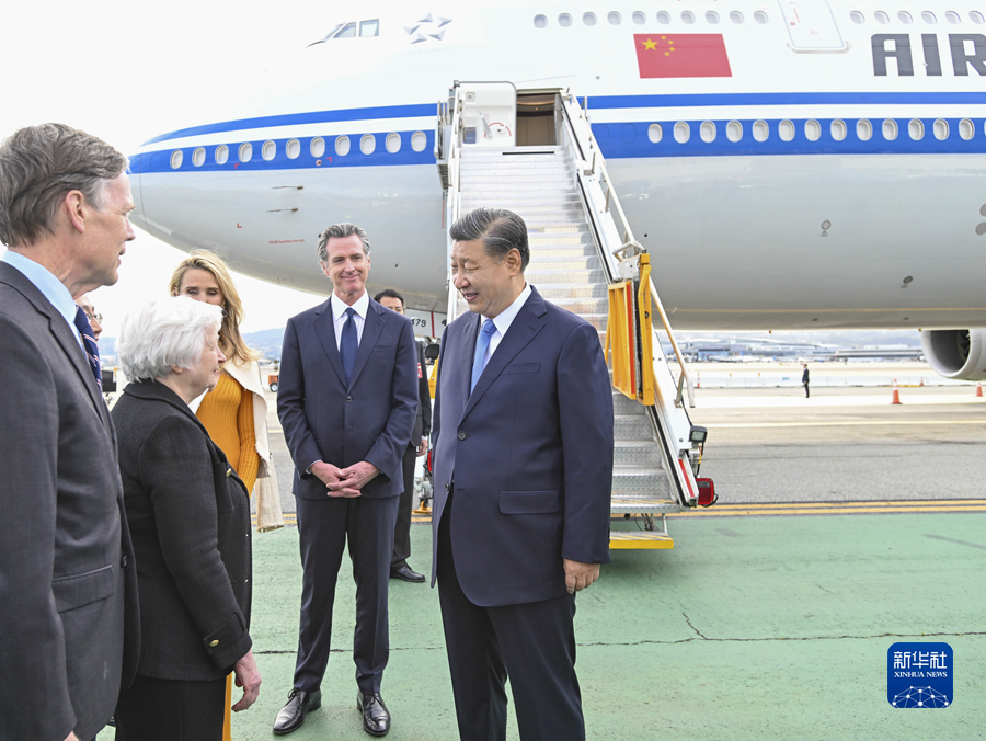 当地时间11月14日下午，国家主席习近平乘专机抵达美国旧金山，应邀同美国总统拜登举行中美元首会晤，同时应邀出席亚太经合组织第三十次领导人非正式会议。习近平乘坐专机抵达旧金山国际机场时，受到美国加利福尼亚州州长纽森、财政部长耶伦等美方代表热情迎接。