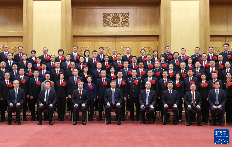 11月6日，党和国家领导人习近平、蔡奇、李希等在北京人民大会堂会见全国“枫桥式工作法”入选单位代表。