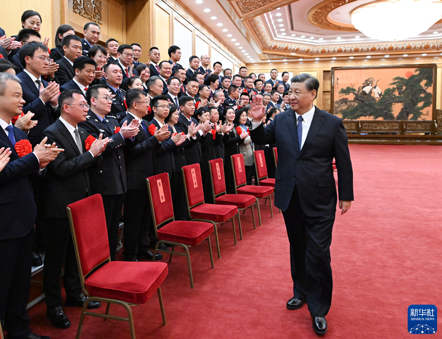11月6日，党和国家领导人习近平、蔡奇、李希等在北京人民大会堂会见全国“枫桥式工作法”入选单位代表。这是习近平向代表挥手致意。
