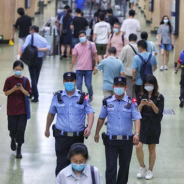 北京地铁防疫不松懈 确保市民出行安全