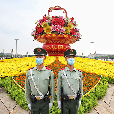天安门“大花篮”火爆京城“橄榄绿”为您保驾护航