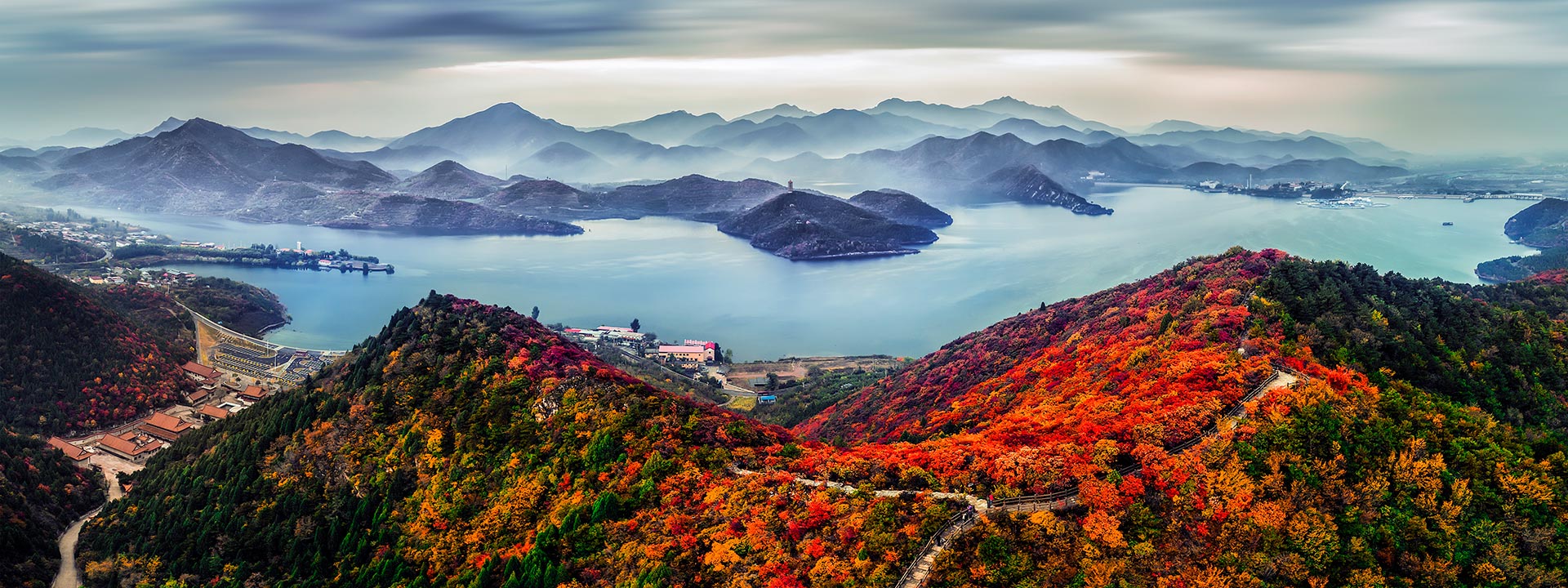 金海湖：碧水红叶 美翻金秋