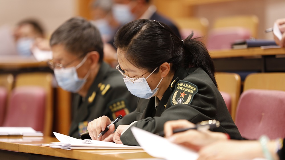 代表认真听取两院报告