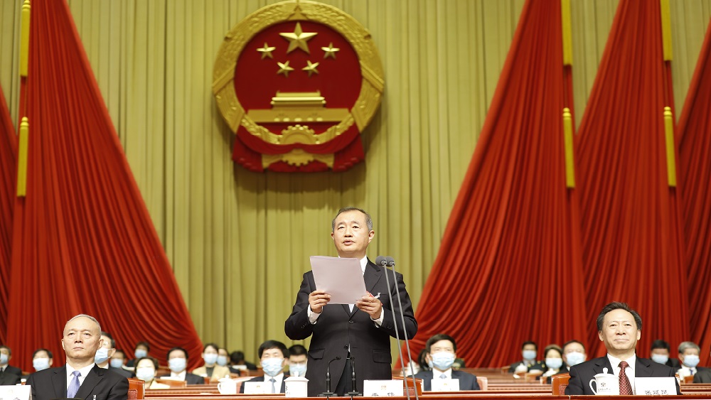 1月27日上午，市十五届人大四次会议举行闭幕会。图为市人大常委会主任李伟主持大会闭幕式。