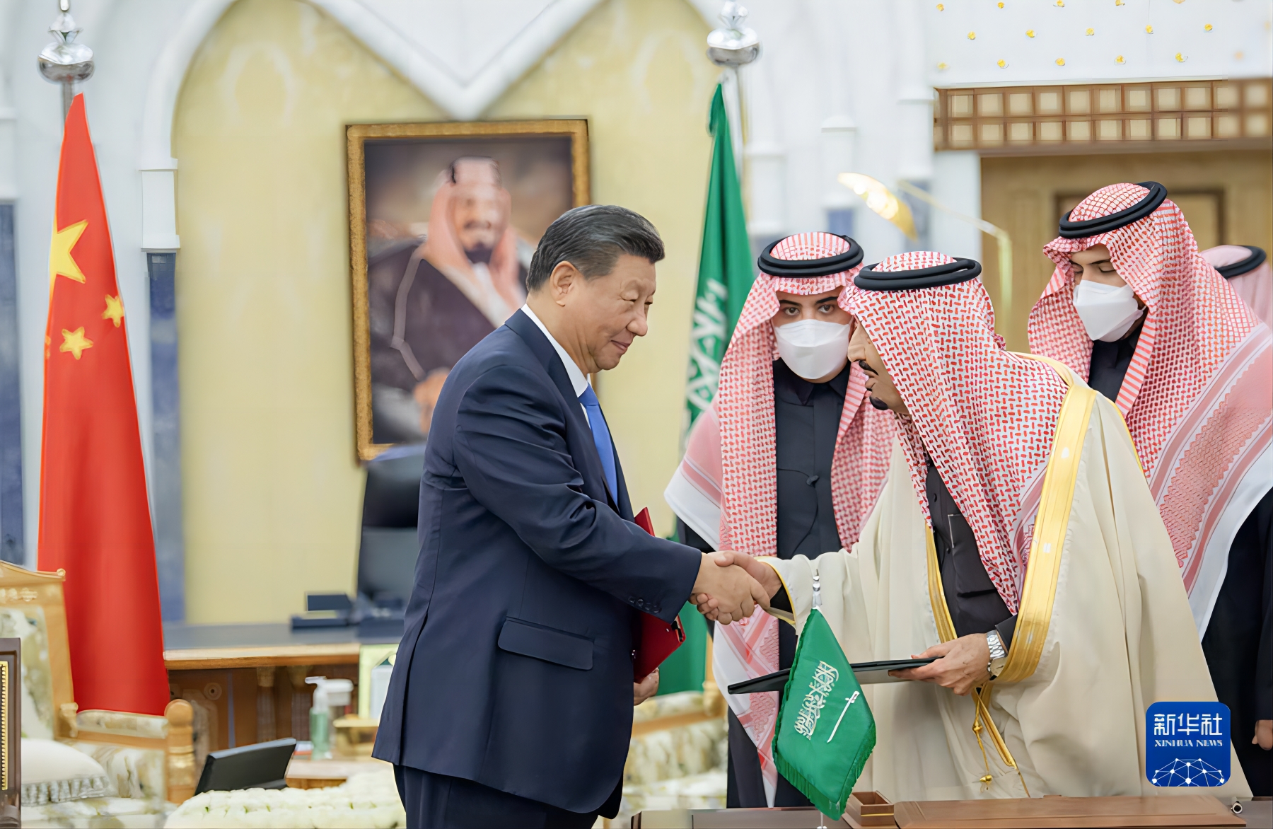 当地时间12月8日下午，国家主席习近平在利雅得王宫会见沙特国王萨勒曼。这是两国元首亲自签署《中华人民共和国和沙特阿拉伯王国全面战略伙伴关系协议》，同意每两年在两国轮流举行一次元首会晤。