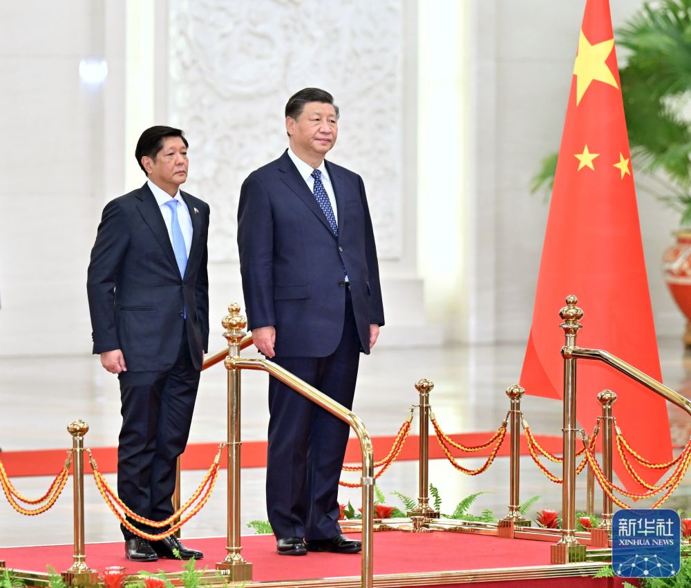 1月4日，国家主席习近平在北京人民大会堂同来华进行国事访问的菲律宾总统马科斯举行会谈。这是会谈前，习近平在人民大会堂北大厅为马科斯举行欢迎仪式。