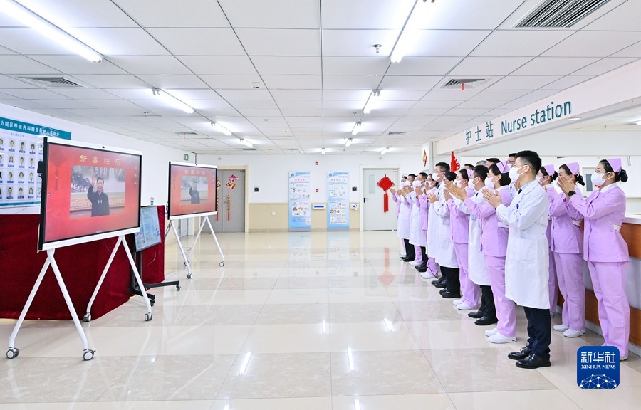 1月18日，中共中央总书记、国家主席、中央军委主席习近平在北京通过视频连线看望慰问基层干部群众，向全国各族人民致以新春的美好祝福。这是习近平通过视频连线，同黑龙江省哈尔滨医科大学附属第一医院的医护人员亲切交流。