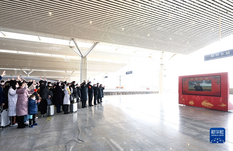 1月18日，中共中央总书记、国家主席、中央军委主席习近平在北京通过视频连线看望慰问基层干部群众，向全国各族人民致以新春的美好祝福。这是习近平通过视频连线，同郑州东站铁路客运干部职工和旅客亲切交流。