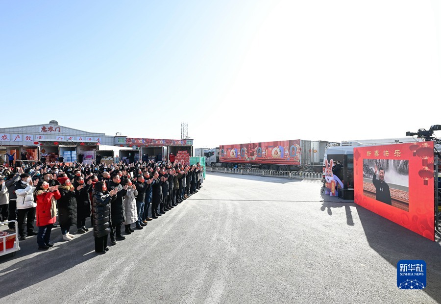 1月18日，中共中央总书记、国家主席、中央军委主席习近平在北京通过视频连线看望慰问基层干部群众，向全国各族人民致以新春的美好祝福。这是习近平通过视频连线，同北京新发地农产品批发市场的商户和采购年货的群众亲切交流。