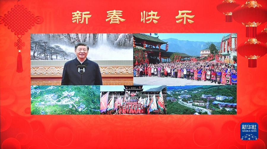 1月18日，中共中央总书记、国家主席、中央军委主席习近平在北京通过视频连线看望慰问基层干部群众，向全国各族人民致以新春的美好祝福。这是习近平通过视频连线，同四川省绵阳市北川羌族自治县石椅村的乡亲们和游客亲切交流。
