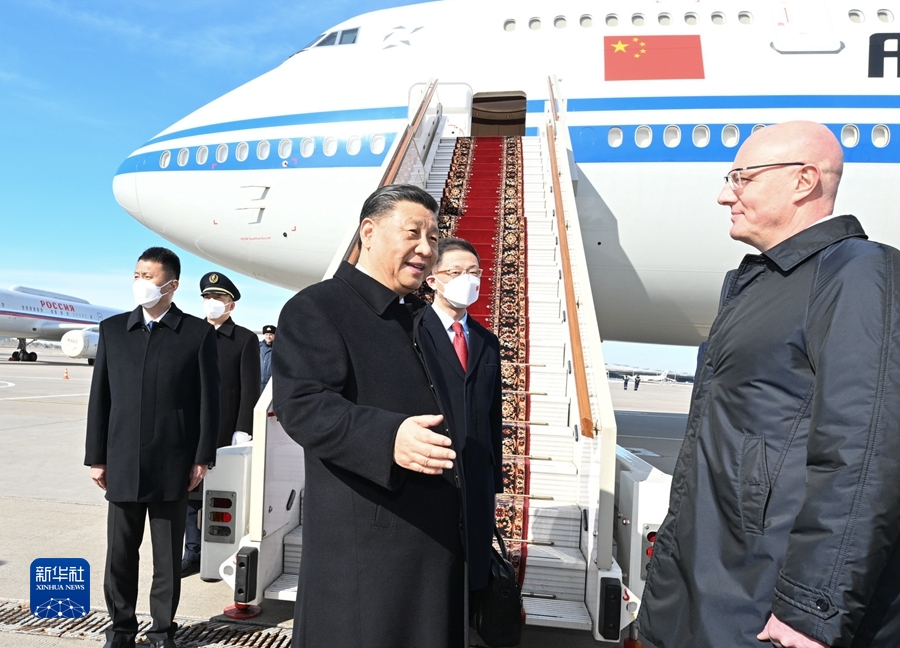 当地时间3月20日，国家主席习近平乘专机抵达莫斯科，应俄罗斯总统普京邀请，对俄罗斯进行国事访问。下午1时许，习近平乘坐的专机抵达莫斯科伏努科沃专机机场。习近平步出舱门时，俄罗斯副总理切尔内申科等政府高级官员在舷梯旁热情迎接。