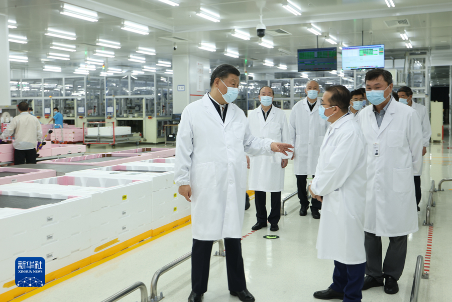 4月10日至13日,中共中央总书记、国家主席、中央军委主席习近平在广东考察。这是12日下午,习近平在乐金显示广州制造基地察看生产组装流程。 4月10日至13日,中共中央总书记、国家主席、中央军委主席习近平在广东考察。这是12日下午,习近平在乐金显示广州制造基地察看生产组装流程。