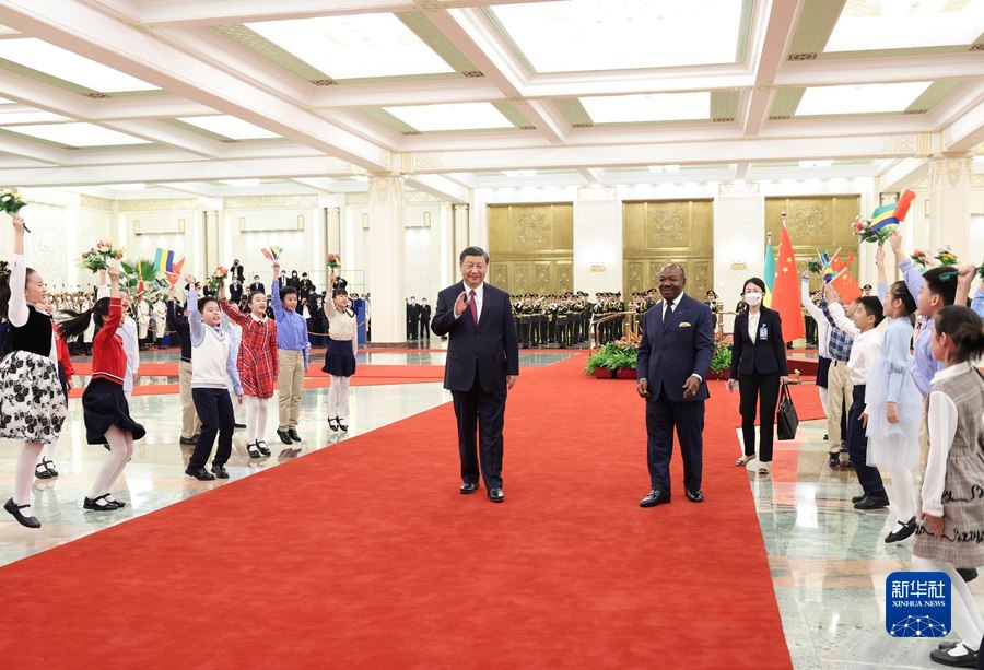 4月19日下午，国家主席习近平在北京人民大会堂同来华进行国事访问的加蓬总统邦戈举行会谈。这是会谈前，习近平在人民大会堂北大厅为邦戈举行欢迎仪式。