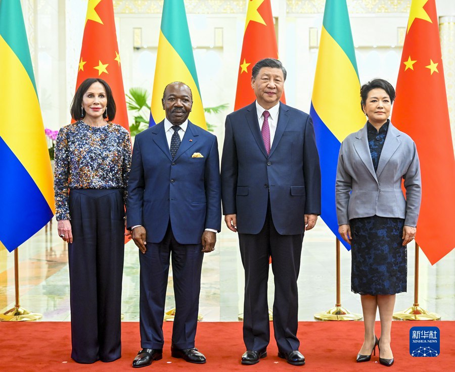 4月19日下午，国家主席习近平在北京人民大会堂同来华进行国事访问的加蓬总统邦戈举行会谈。这是会谈前，习近平和夫人彭丽媛同邦戈和夫人西尔维娅合影。